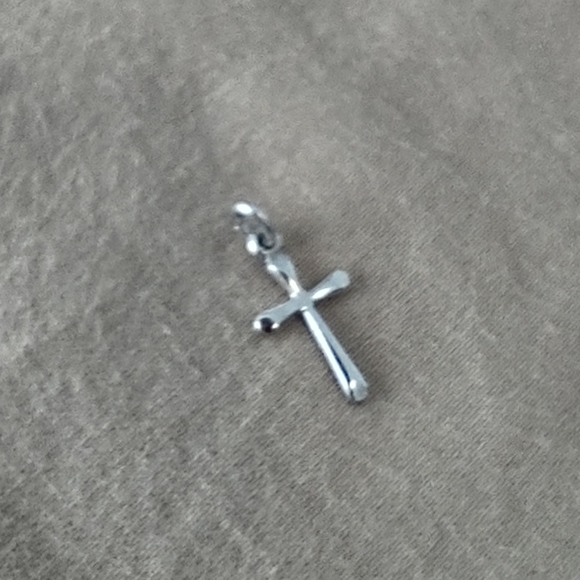 Avanti Sterling Silver Cross Necklace Pendant - Picture 2 of 4